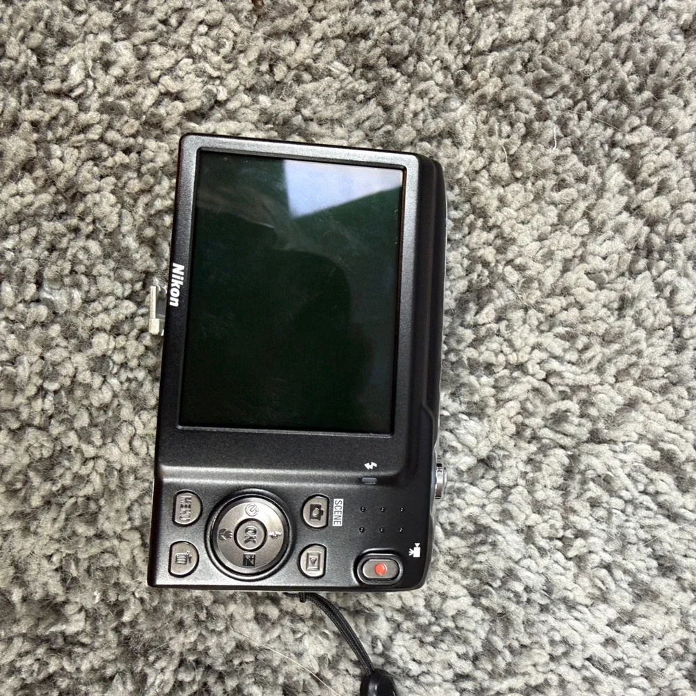 Nikon Coolpix Digital Camera Unisex OS Silver 14MP 5x Zoom S3100 Bundle Case